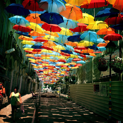 ポルトガルの空に、たくさんの傘が吊るされた。