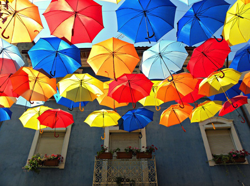 ポルトガルの空に、たくさんの傘が吊るされた。