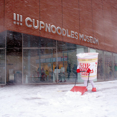 カップヌードルミュージアムにて。雪かきするカップヌードル。
